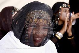 Image du Maroc Professionnelle de  La mariée est assise devant une tente durant la célébration de son mariage au moussem de Tan Tan, qui est organisé dans un site désertique sur lequel la ville de Tan Tan a toujours accueilli la majorité des tribus et des grandes familles nomades du désert lors d'un grand moussem, Samedi 24 Mars 2012. (Photo / Abdeljalil Bounhar)
 